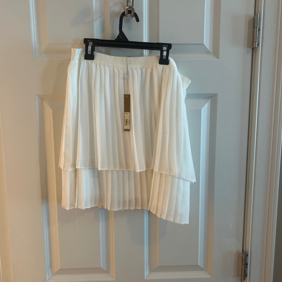 White pleated skirt - Picture 1 of 3